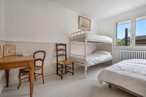 a bedroom with two bunk beds and a desk and a desk at Maison pour 6 - 1km de la plage - Hoomy in Le Pouliguen
