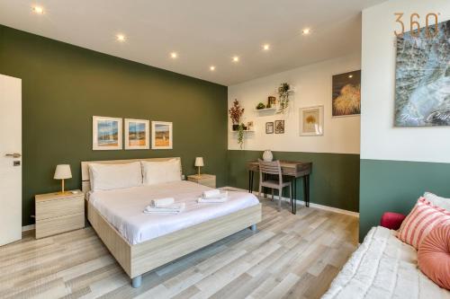 1 dormitorio con cama y escritorio en Modern Paceville Suites with WIFI & AC by 360 Estates, en Paceville