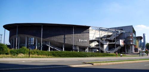 un grand bâtiment avec un dans l'établissement Lille Centre - Nice studio, à Lille
