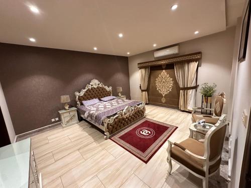 um quarto com uma cama, uma mesa e cadeiras em Spacious Haven em Islamabad