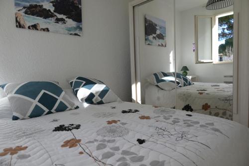 une chambre avec un lit avec une couette dessus dans l'établissement Entre mer et collines Appartement T2, à La Londe-les-Maures