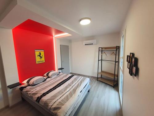 Postel nebo postele na pokoji v ubytování Maison à thème le Mans 66