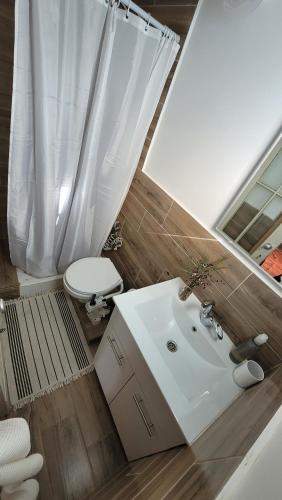 een badkamer met een witte wastafel en een toilet bij La Luna in Clil in Clil