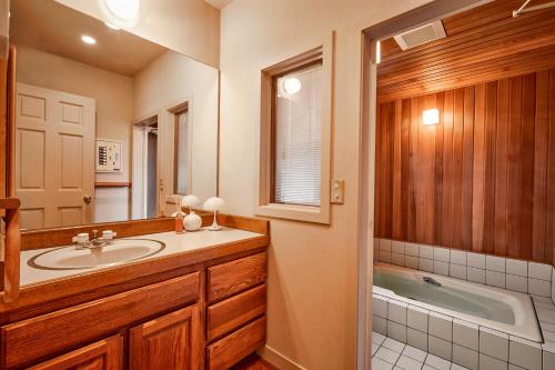 a bathroom with a sink and a tub at -AngelTree- 正統派アメリカンスタイルの温泉付き広々別荘 in Nasu-yumoto