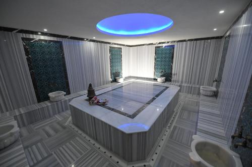 - une grande salle de bains avec une baignoire et 2 toilettes dans l'établissement Nadir Business Hotel, à Karaman