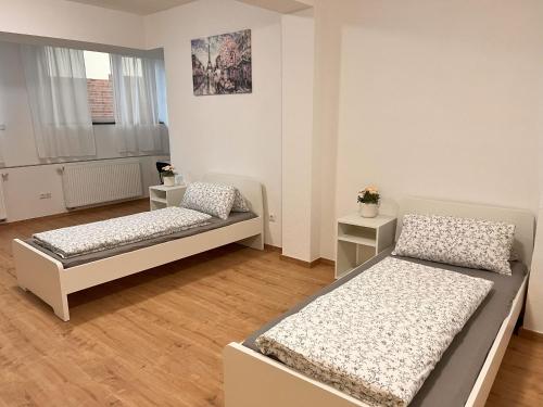 1 Schlafzimmer mit 2 Betten in einem Zimmer in der Unterkunft db-rooms-i in Kassel