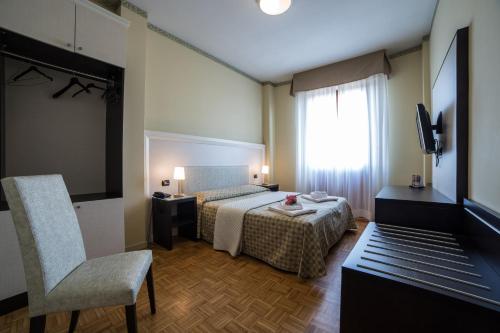 Hotel Astoria tesisinde bir odada yatak veya yataklar