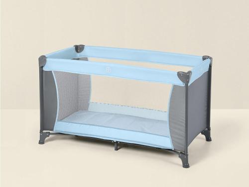 une étagère en plastique avec un dessus bleu sur fond blanc dans l'établissement 