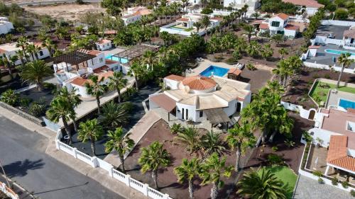 eine Luftansicht eines Hauses mit Palmen in der Unterkunft Villa Casa Montana & Pool & Private & near the ocean in Parque Holandes