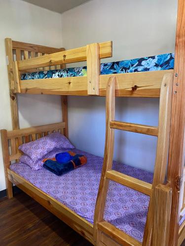 Palanda nebo palandy na pokoji v ubytování TLCS - Hearth&Home Baguio City