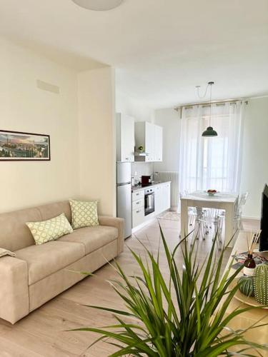 a living room with a couch and a kitchen at Casa in centro storico Lago di Garda in Castelnuovo del Garda