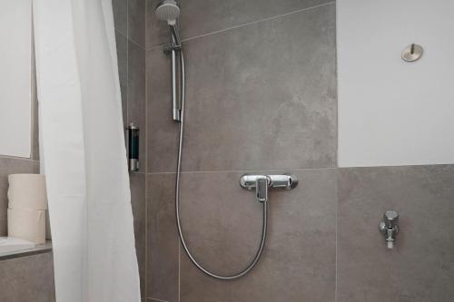 Ένα μπάνιο στο Schöne Apartments in Bad Rothenfelde I private Parkplätze mit Ladesäulen I home2share