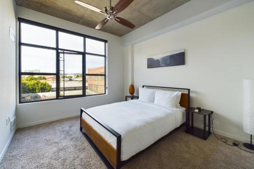 1 dormitorio con cama grande y ventana grande en Oakland 1br w balcony nr dining shops bart SFO-1552, en Oakland