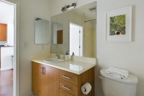 ein Badezimmer mit einem Waschbecken, einem WC und einem Spiegel in der Unterkunft Oakland 1br w balcony nr dining shops bart SFO-1552 in Oakland