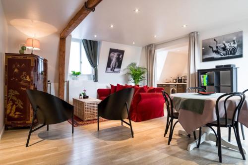 ein Wohnzimmer mit einem roten Sofa und einem Tisch in der Unterkunft 2 bedroom apartment in the heart of the old town in Lille
