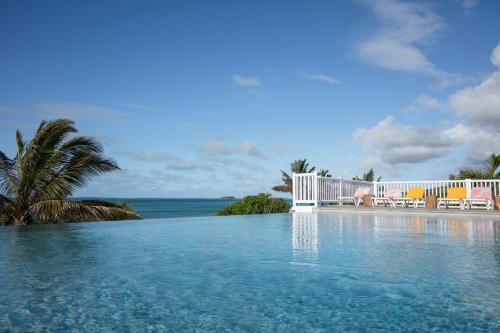 a swimming pool with a view of the ocean at C Rodrigues Mourouk in Rodrigues Island