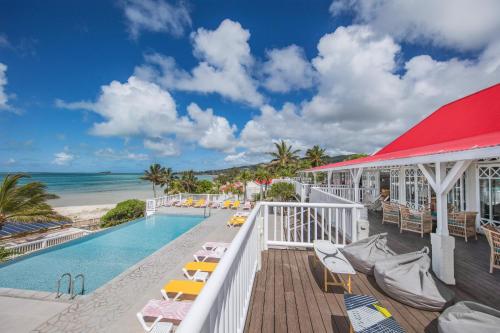 uma vista para a piscina e para a praia a partir da varanda de um resort em C Rodrigues Mourouk em Rodrigues Island