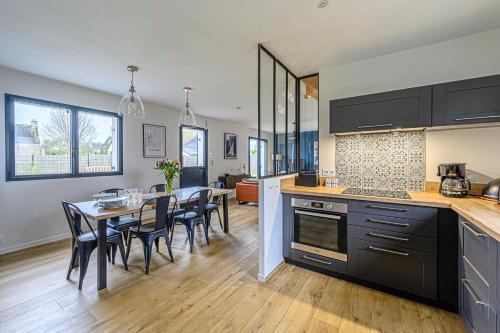 une cuisine et une salle à manger avec une table et des chaises dans l'établissement Nouelig - A 150m de la plage de la Ria, à Plouhinec