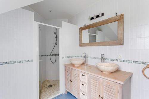une salle de bain avec deux lavabos et un miroir dans l'établissement La Camillette - 5 chambres à 10min de la plage, à Pléneuf-Val-André