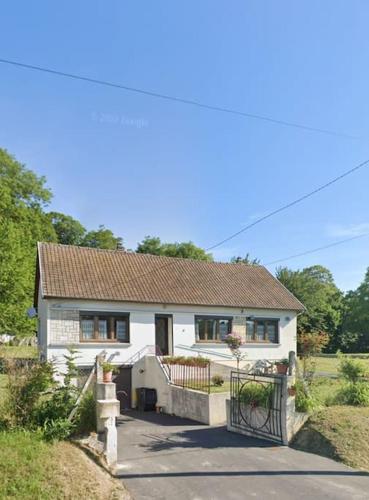 a white house with a gate in front of it at Logement du vidame in Molliens-Vidame