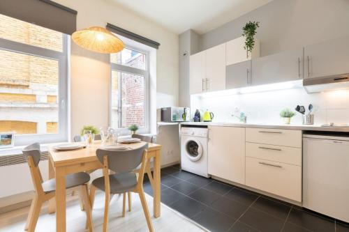 une cuisine et une salle à manger avec une table et des chaises dans l'établissement Vieux Lille bright duplex ! 3pers, à Lille