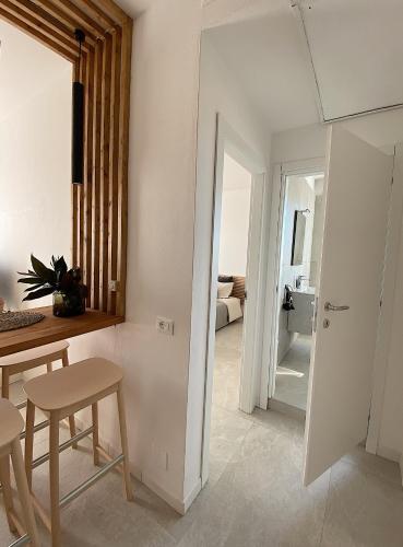 Ein weißes Zimmer mit einem Tisch und Stühlen sowie einem Badezimmer. in der Unterkunft Moderno, ristrutturato, 1 km dal centro storico! in Carpi