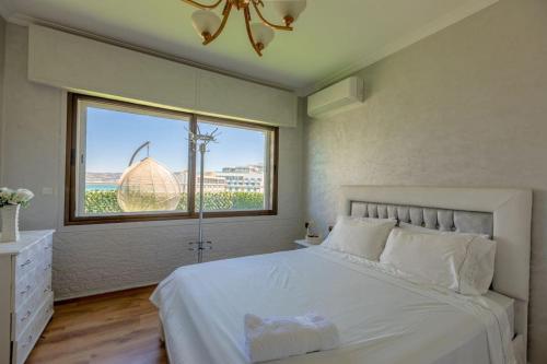 Postelja oz. postelje v sobi nastanitve Charming Spacious 3-Bed-Rooms Coastal Marina Sea View