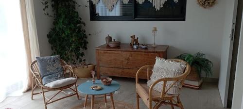 un salon avec deux chaises et une table dans l'établissement Bleu Bohème, à Lasson