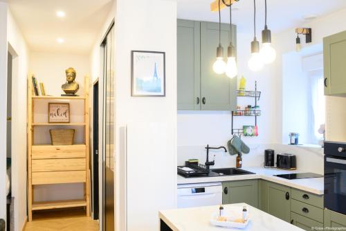 une cuisine avec des armoires vertes et un évier dans l'établissement Offre spéciale ! Jolie pépite - Le Verdoyant, à Nantes