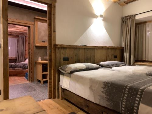 a bedroom with two beds in a room at B&B da Lucia 2 Bormio in Valdisotto