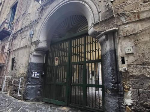 ナポリにあるAppartamento centro storico Napoliの石造りの建物の門の入口