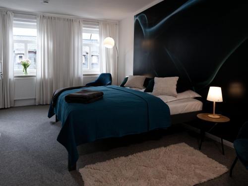 um quarto com uma cama com um edredão azul em ThüringenApartments Boulevard XXL 5-7 Personen em Saalfeld