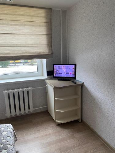 um quarto com uma secretária e um computador portátil. em Mini room em Kėdainiai