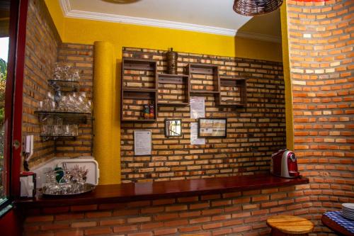 een bakstenen muur met een aanrecht in een restaurant bij POUSADA NEVOAR in Guaraciaba do Norte
