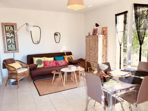 un salon avec un canapé et une table dans l'établissement A CasaLèna - Maison individuelle Balagne, à Urtaca