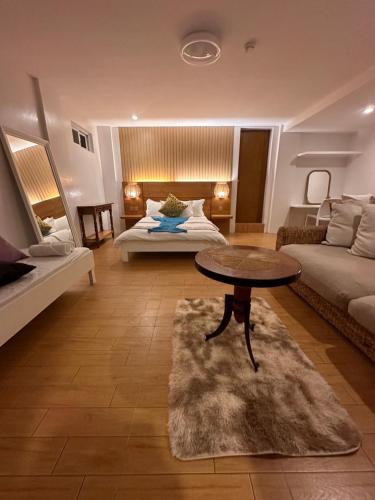 uma sala de estar com um sofá e uma mesa em CasaDel Beach House em Mabini