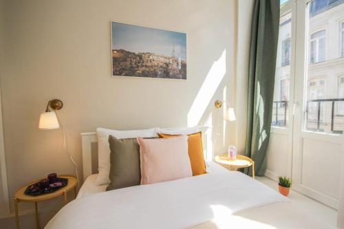 une chambre avec un lit blanc et une fenêtre dans l'établissement Lille centre- Nice Studio, à Lille