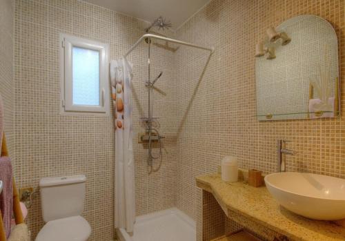 une salle de bain avec un lavabo, une douche et des toilettes dans l'établissement A CasaLèna - Maison individuelle Balagne, à Urtaca