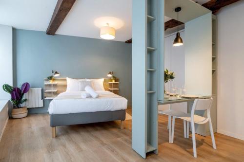 1 dormitorio con cama, mesa y escritorio en Lille Centre - Nice and functional studio, en Lille