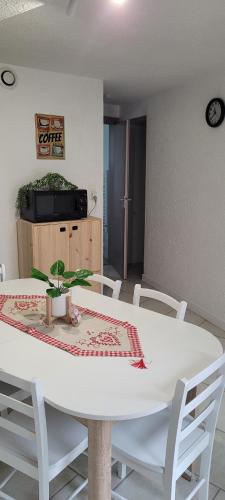 - une table et des chaises blanches dans la chambre dans l'établissement Le ruisseau du Bâmont, à Saulxures-sur-Moselotte