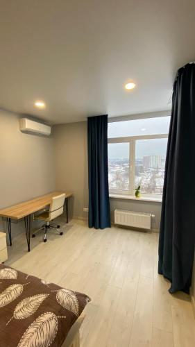 a bedroom with a desk and a deskensional at FlatService Просторі апартаменти в сучасному ЖК Parkland in Kyiv