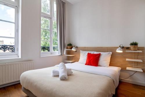 里爾的住宿－Vieux Lille appartement 1 chambre，带2扇窗户的客房内的2张床
