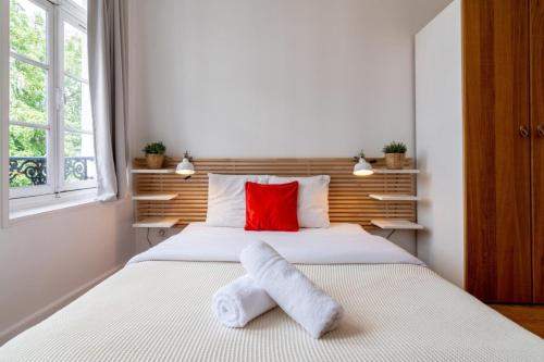 里爾的住宿－Vieux Lille appartement 1 chambre，卧室配有一张大白色床和红色枕头