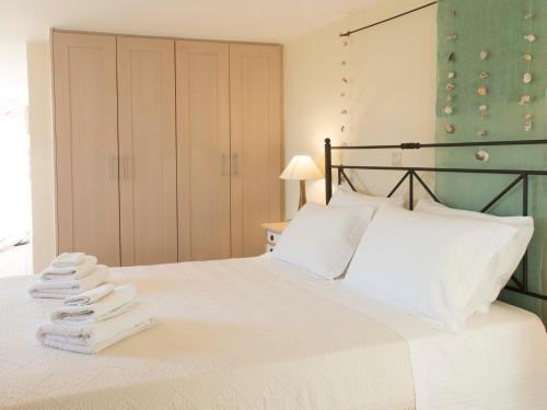 een slaapkamer met een bed met handdoeken erop bij Poliana Estate Studios in Kotrónion