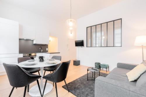 un salon avec un canapé, une table et des chaises dans l'établissement Nice apartment 2 bedrooms in Old Lille!, à Lille