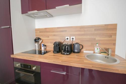 encimera de cocina con fregadero y fregadero en Superb apartment near the Grand Place!, en Lille