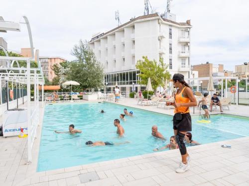 una donna in piedi in una piscina con un gruppo di persone di Hotel Marina Beach a Ravenna