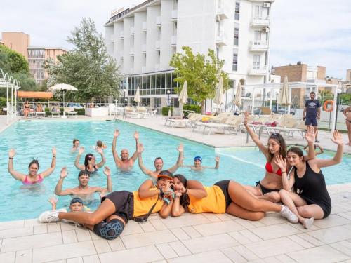 un grupo de personas tumbadas en una piscina en Hotel Marina Beach, en Rávena