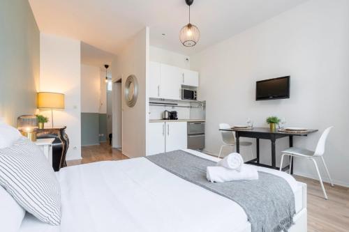 une chambre avec un lit et un bureau et une cuisine dans l'établissement Lille Grand Place - Exceptional location !, à Lille