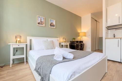 une chambre avec un grand lit blanc dans une pièce dans l'établissement Lille Grand Place - Exceptional location !, à Lille